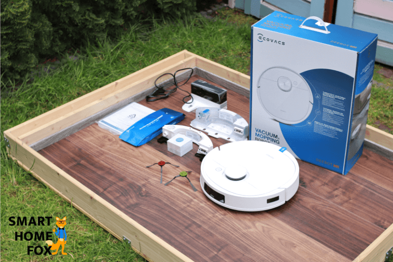 Der gesamte Lieferumfang des Ecovacs Deebot T9 steht auf dem Boden